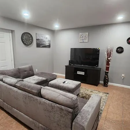 Cozy King Bed, Free Parking! Apartment